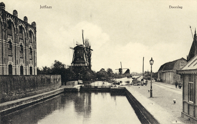 10802 Gezicht op de sluis in de Hollandsche IJssel bij de Doorslag te Jutphaas uit het noordoosten; met links een ...